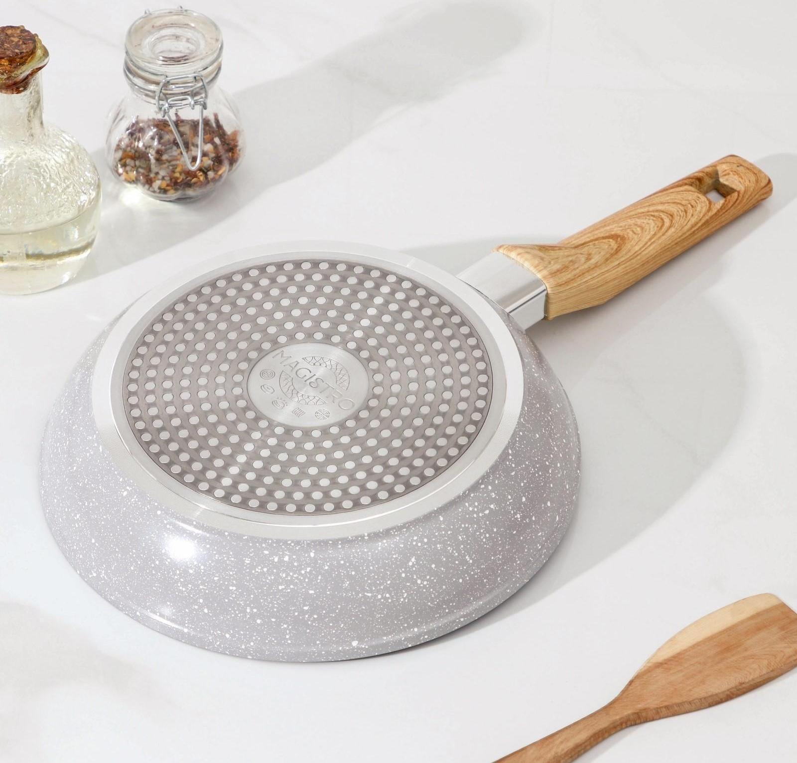 Сковорода кованая Magistro Natural, d=22 см, ручка soft-touch, антипригарное покрытие, индукция, цвет серый