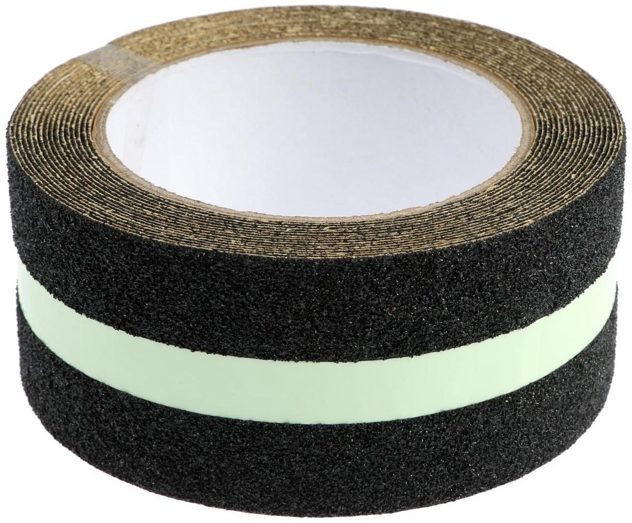 Лента клейкая ТУНДРА, противоскользящая, с фотолюминесцентной полосой, черная 50 мм х 5 м