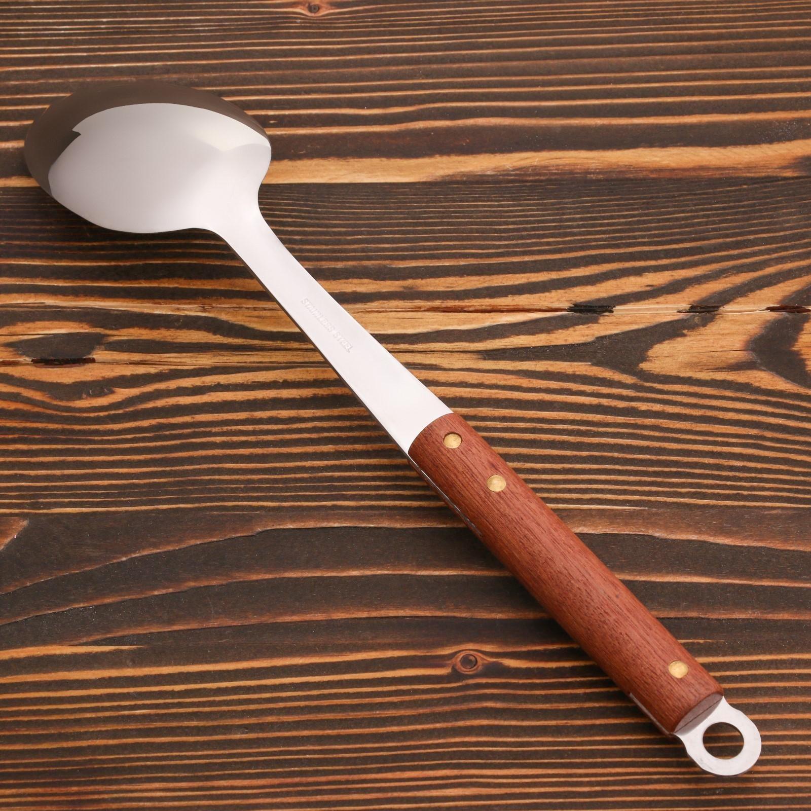 Ложка сервировчная с деревянной ручкой 35 см, черпало 7х11 см