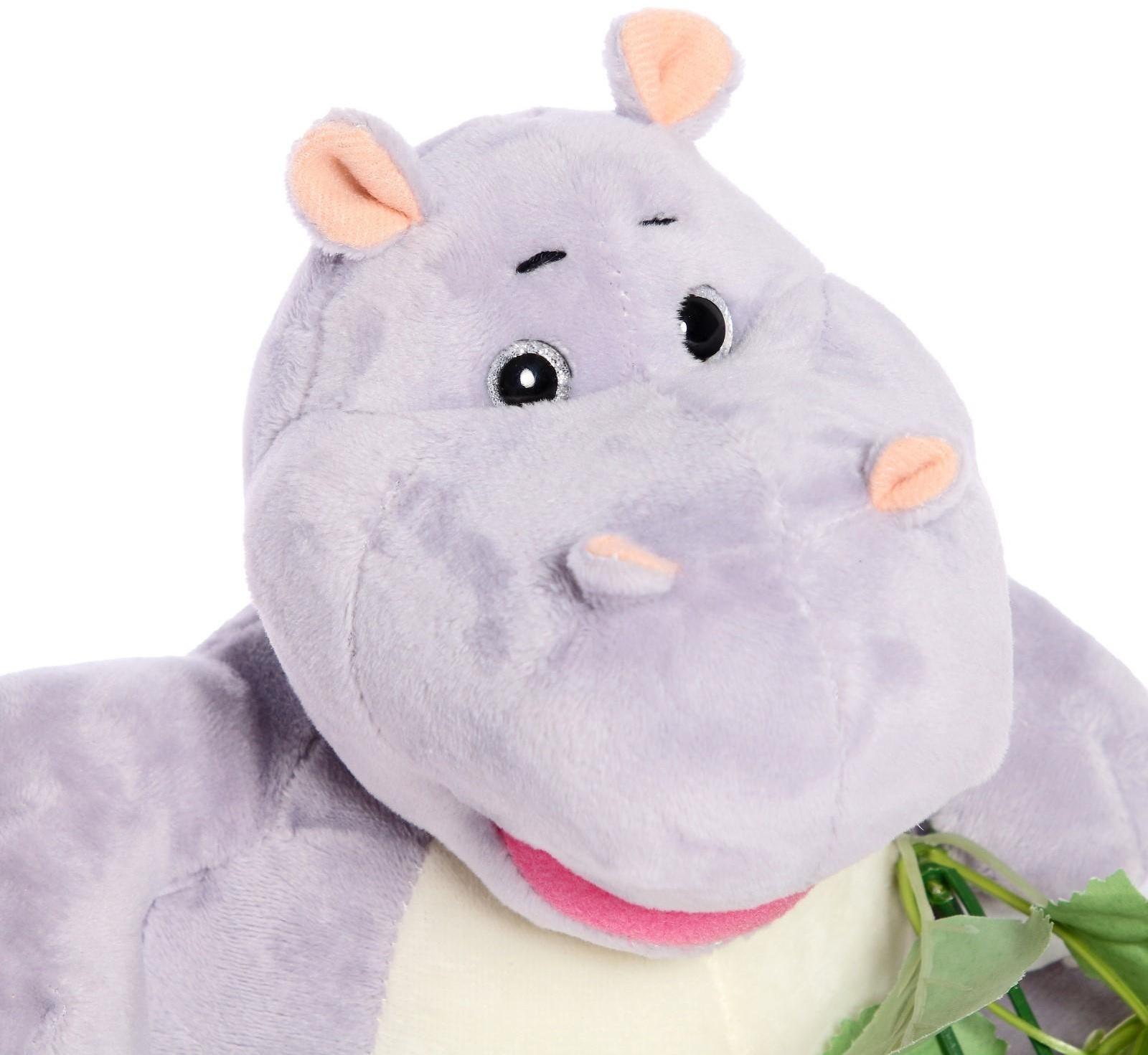 Мягкая игрушка «Бегемот Кромби с букетиком Камелий», 22 см