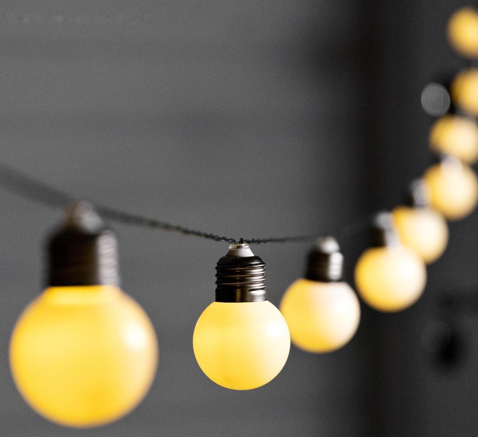 Гирлянда «Нить» 2.7 м с насадками «Белые шары», IP44, тёмная нить, 10 LED, свечение тёплое белое, 8 режимов, солнечная батарея