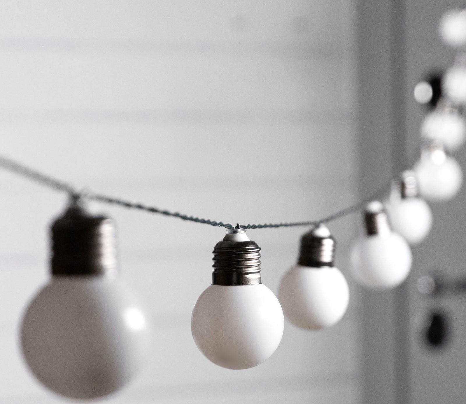 Гирлянда «Нить» 2.7 м с насадками «Белые шары», IP44, тёмная нить, 10 LED, свечение тёплое белое, 8 режимов, солнечная батарея