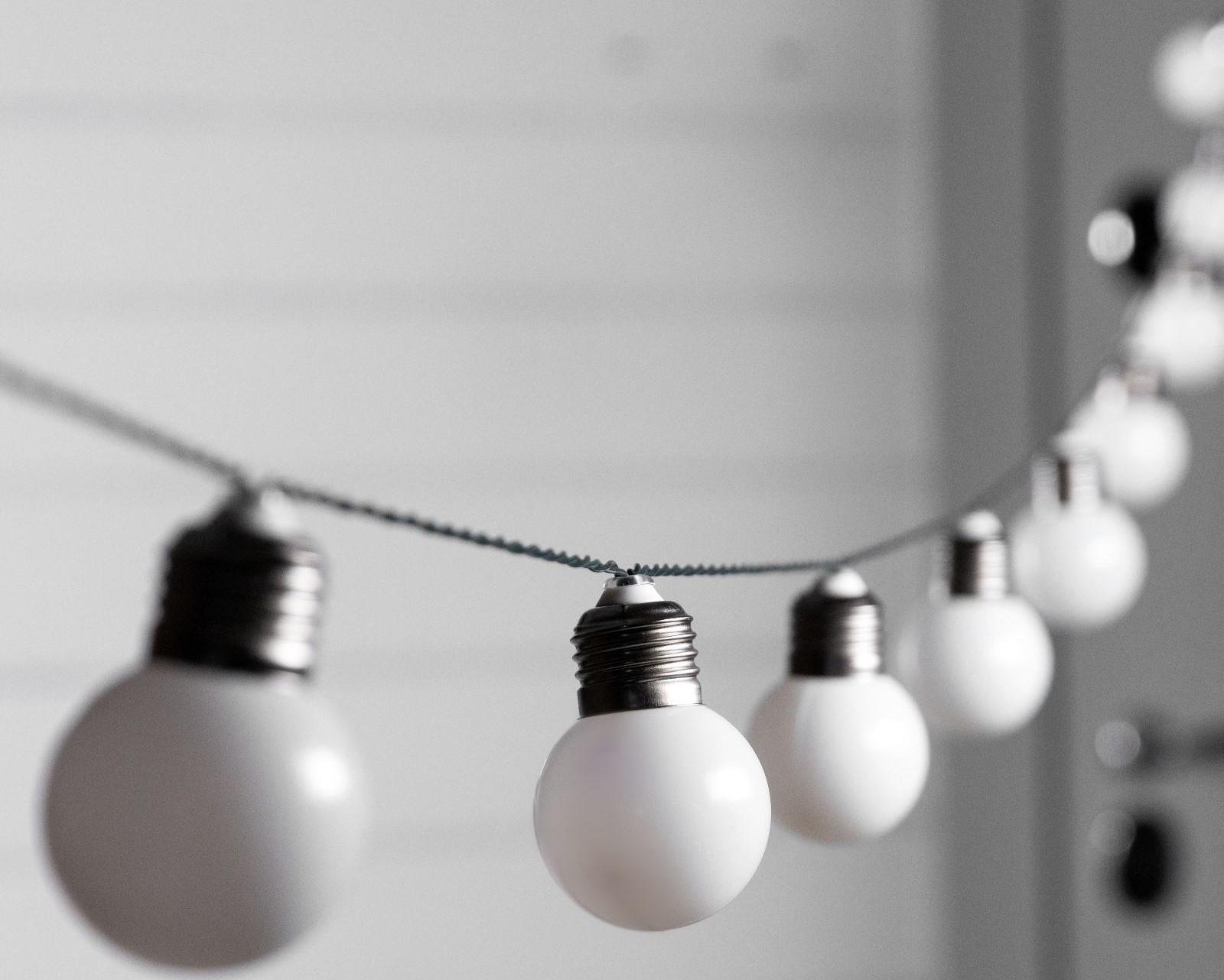 Гирлянда «Нить» 2.7 м с насадками «Белые шары», IP44, тёмная нить, 10 LED, свечение белое, 8 режимов, солнечная батарея