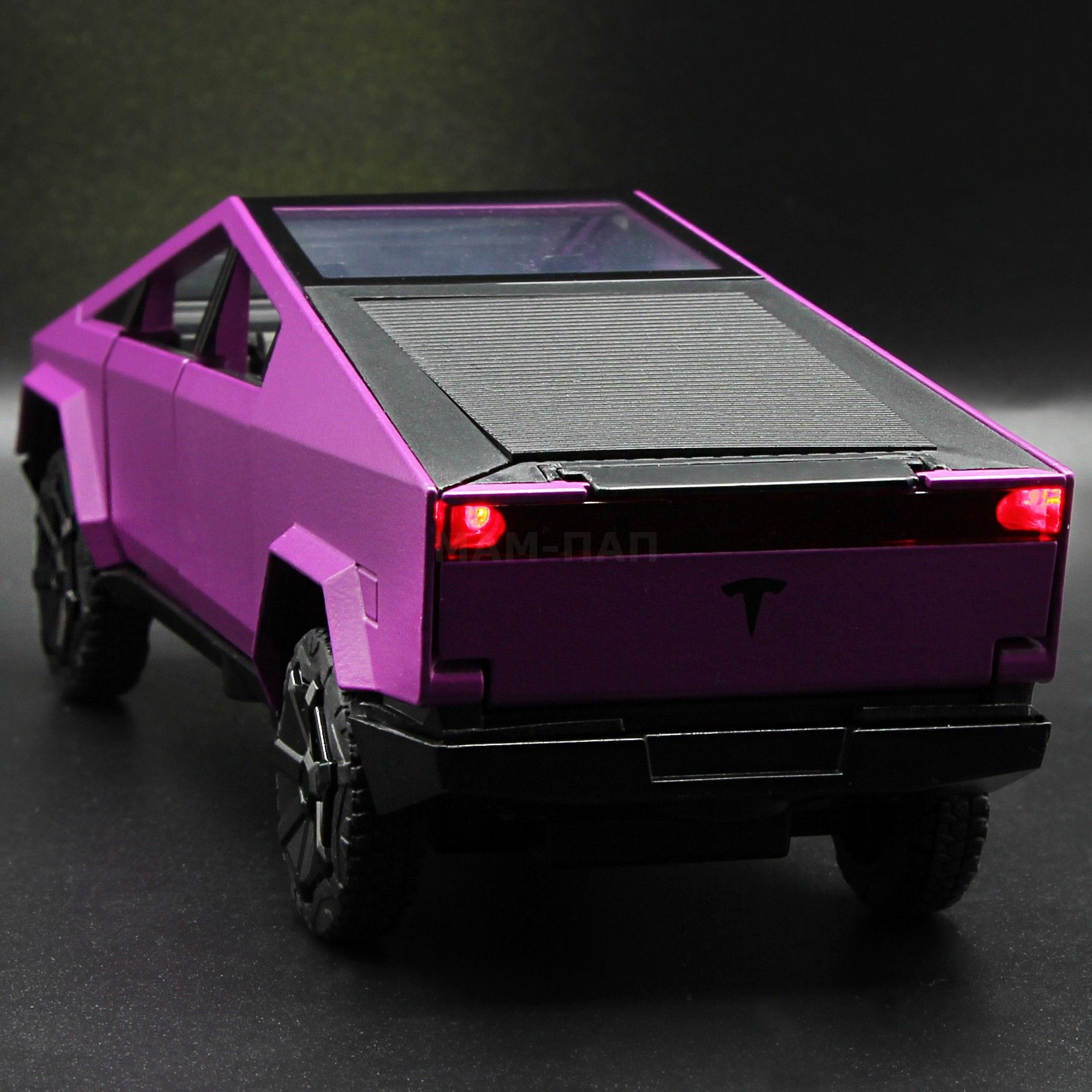 Металлическая машинка XHD 1:32 «Tesla Cybertruck» B3216, 16 см., инерционная, свет, звук / Розовый