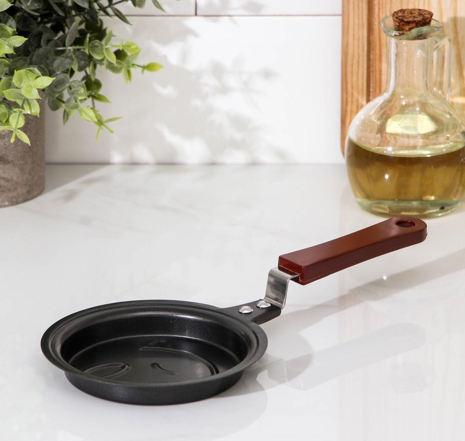 Сковорода Доляна «Улыбка», d=12 см, пластиковая ручка, антипригарное покрытие, цвет чёрный