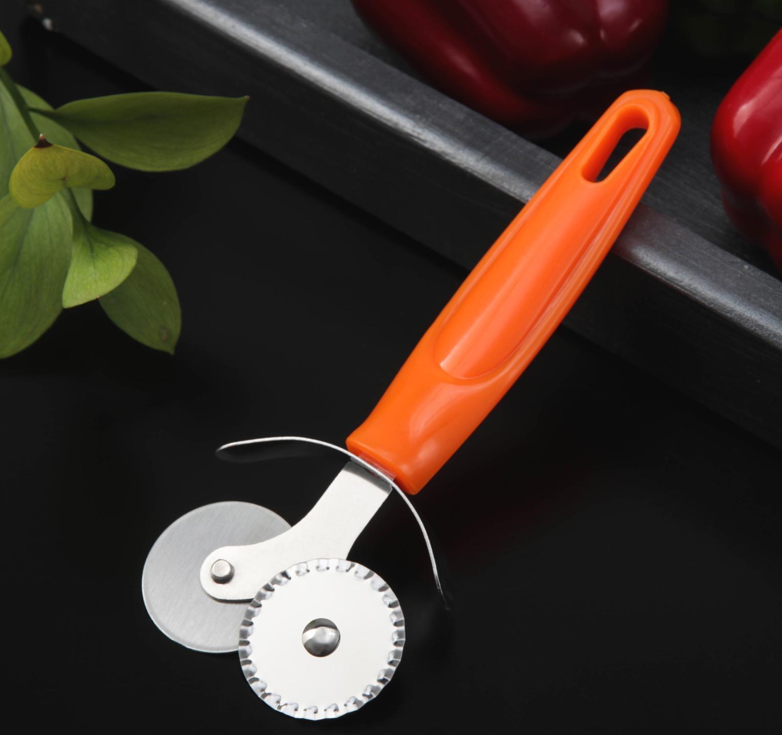 Нож для пиццы и теста Доляна «Оранж», 17 см, 2 лезвия, цвет оранжевый