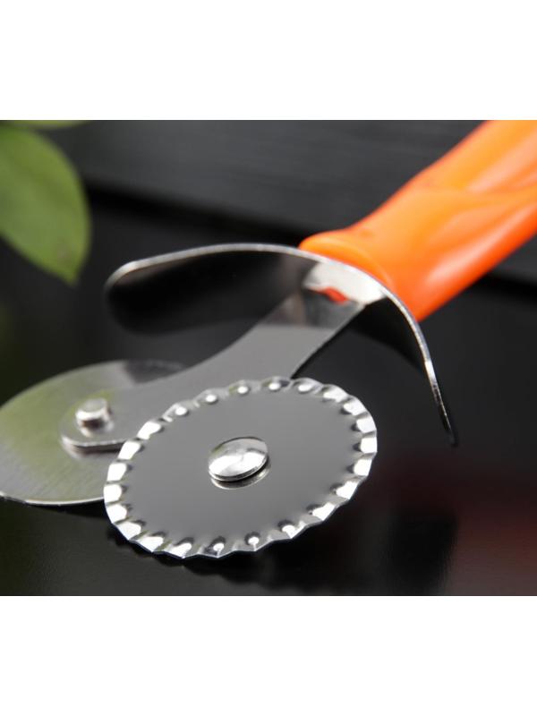 Нож для пиццы и теста Доляна «Оранж», 17 см, 2 лезвия, цвет оранжевый