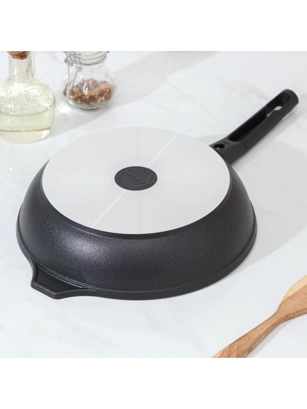 Сковорода «Традиция», d=24 см, стеклянная крышка, съёмная ручка, антипригарное покрытие, цвет чёрный