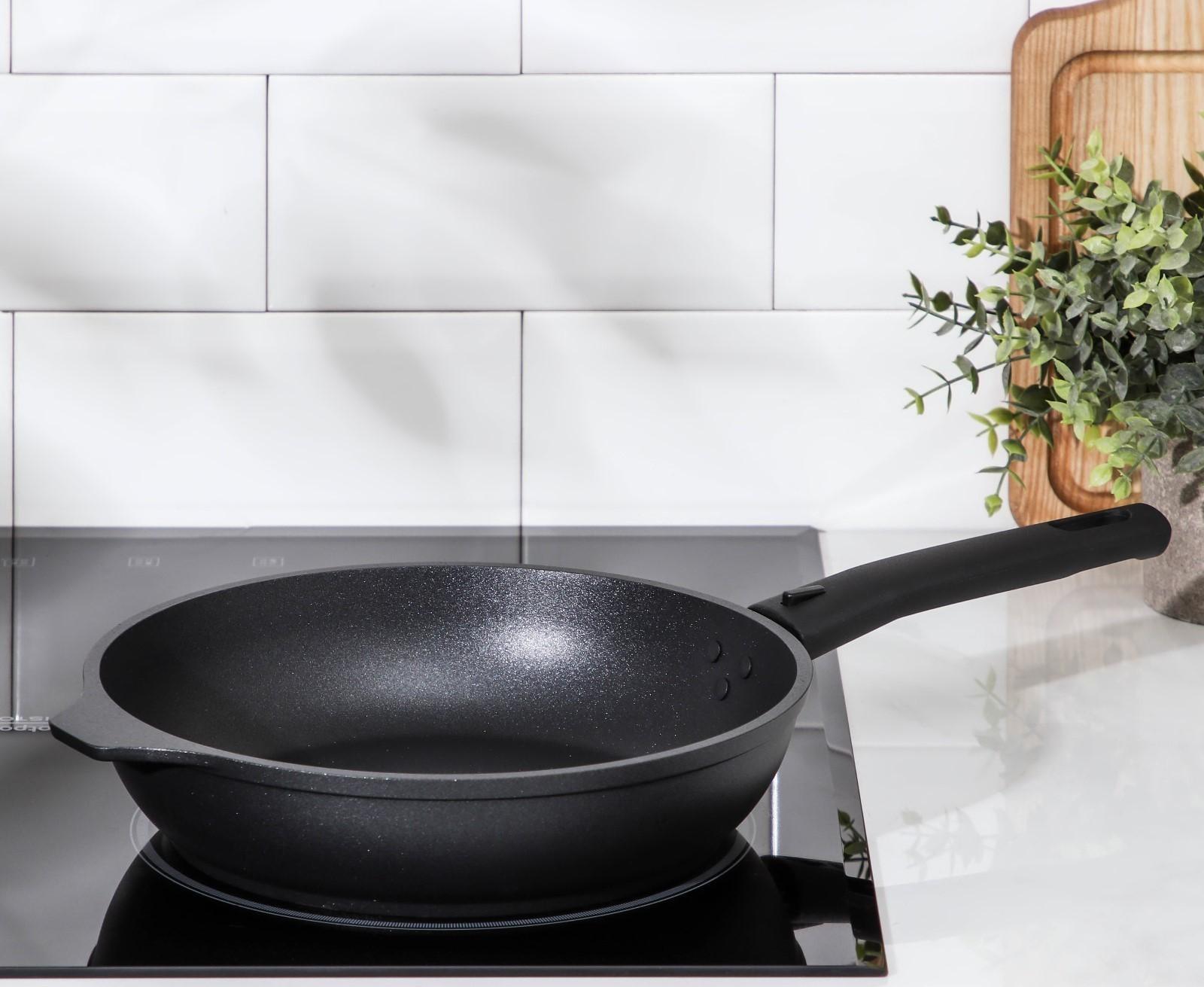 Сковорода «Традиция», d=24 см, съёмная ручка, антипригарное покрытие, цвет чёрный