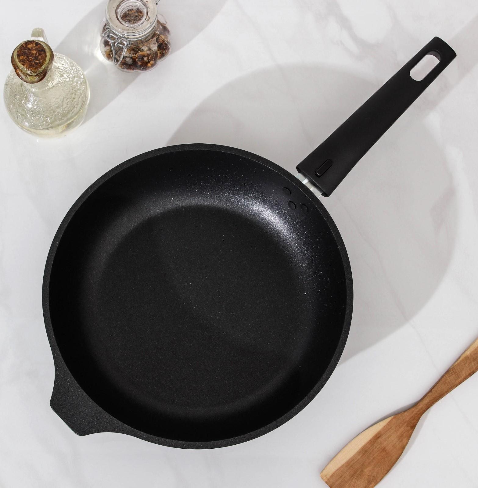 Сковорода «Традиция», d=24 см, съёмная ручка, антипригарное покрытие, цвет чёрный