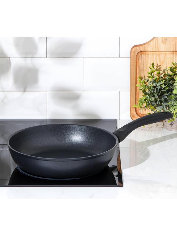 Сковорода «Традиция», d=26 см, пластиковая ручка, антипригарное покрытие, цвет чёрный