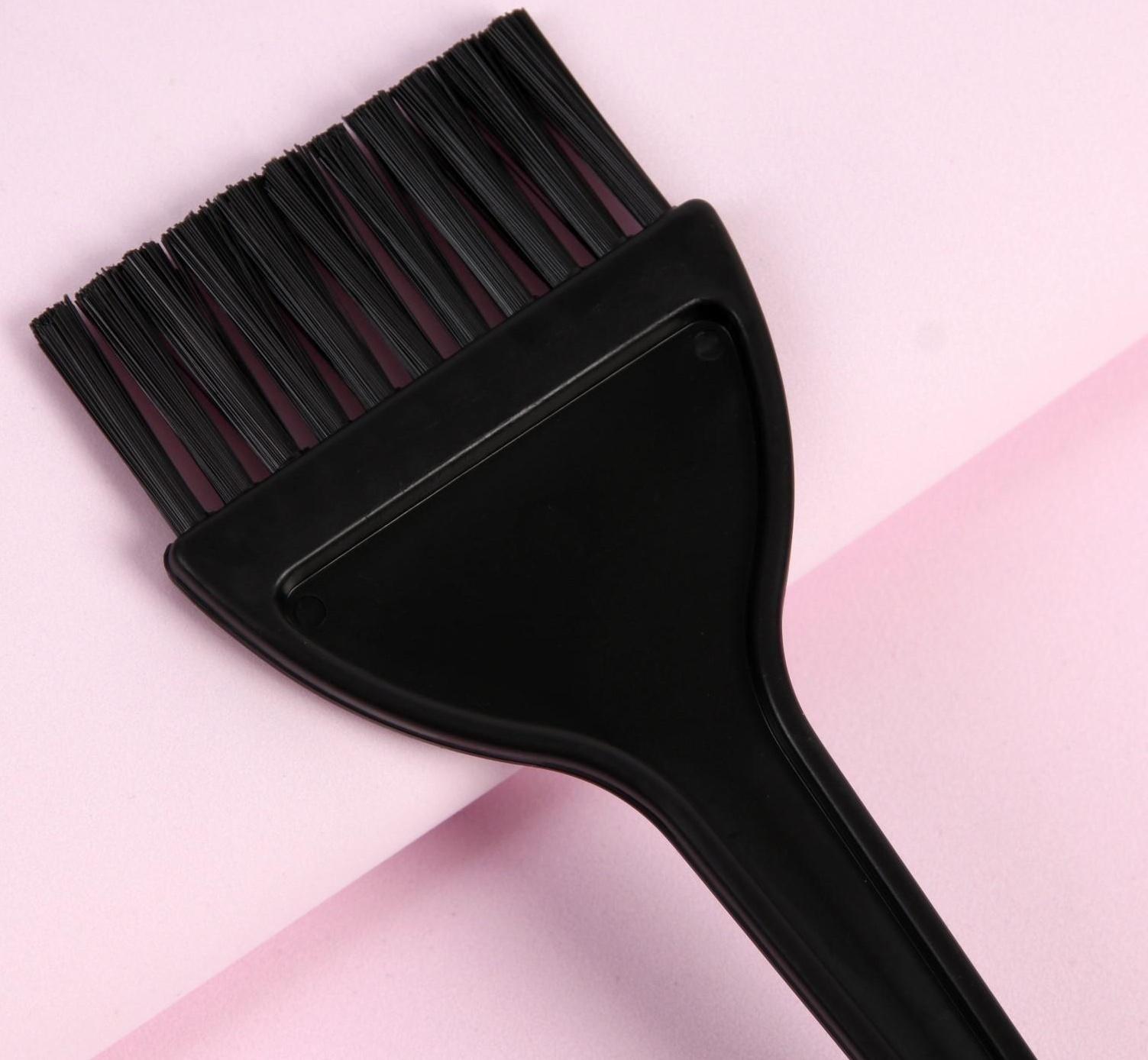 Кисть для окрашивания волос, широкая, 21 х 6 см, цвет чёрный