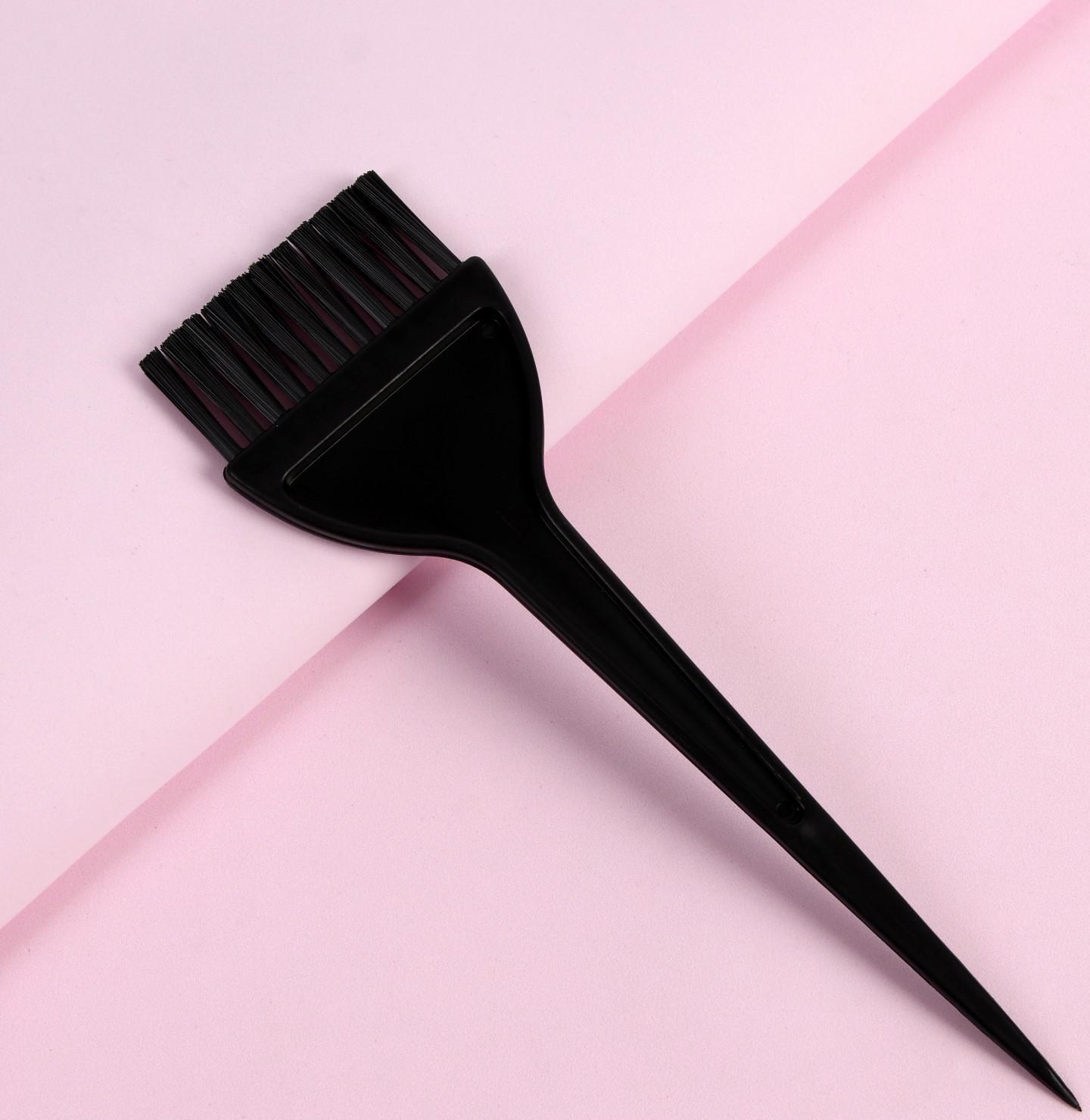 Кисть для окрашивания волос, широкая, 21 х 6 см, цвет чёрный