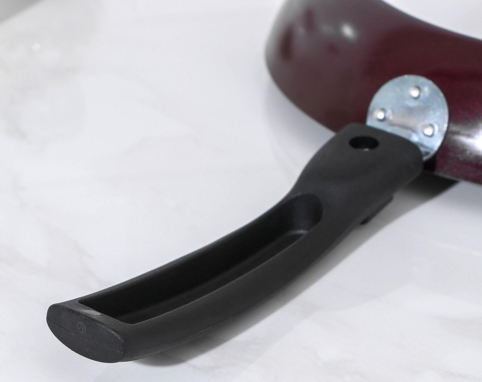 Сковорода «Хозяюшка», d=24 см, съёмная ручка, стеклянная крышка, антипригарное покрытие, цвет бордовый