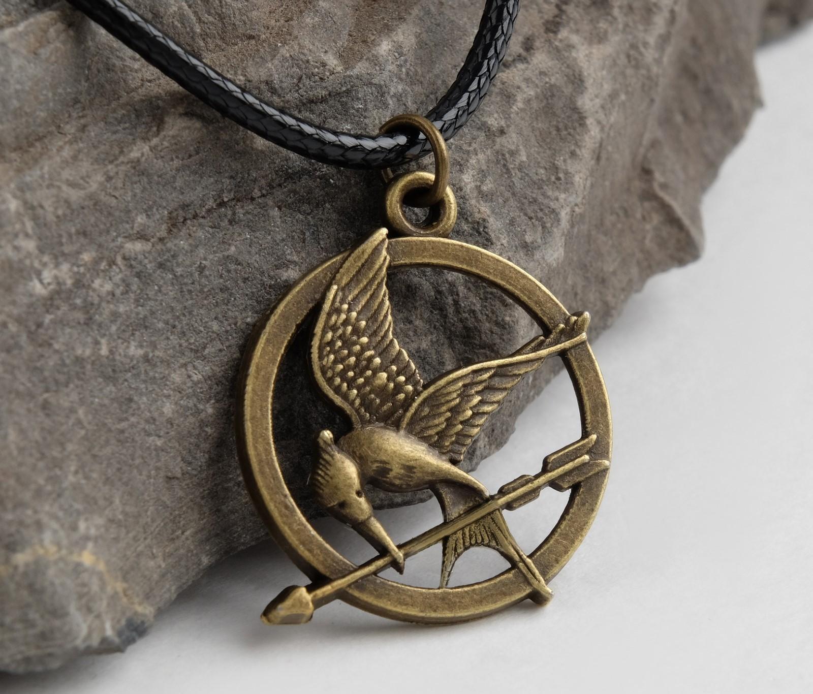 Кулон на шнурке 