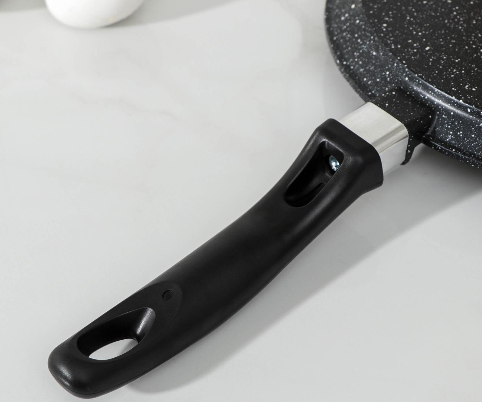 Сковорода блинная Доляна, d=22 см, антипригарное покрытие, пластиковая ручка, цвет чёрный