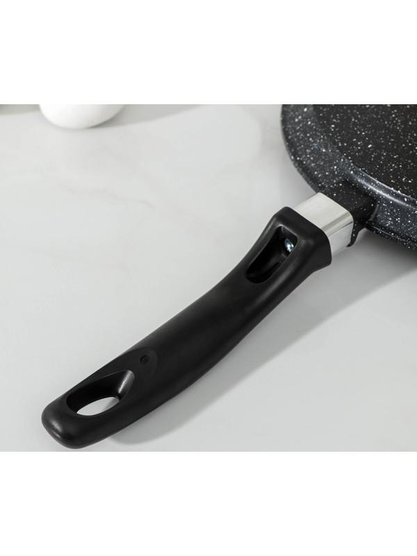 Сковорода блинная Доляна, d=22 см, антипригарное покрытие, пластиковая ручка, цвет чёрный