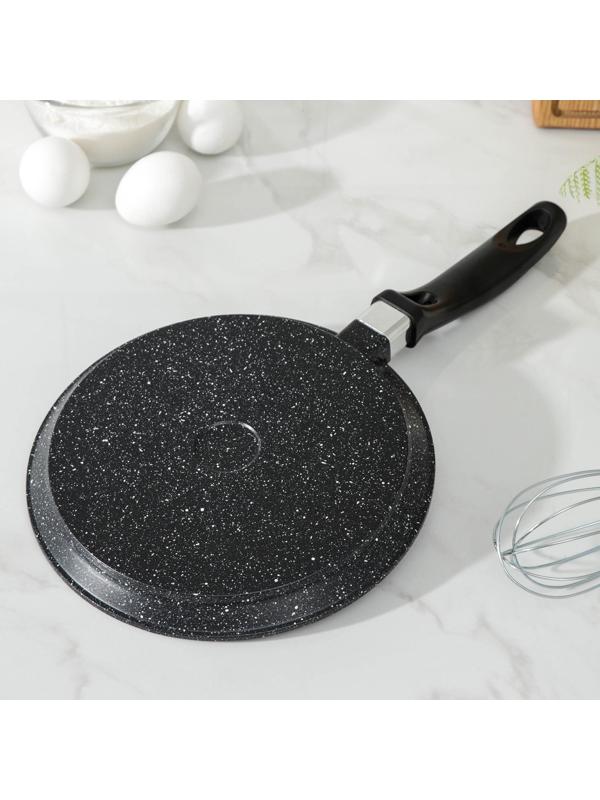 Сковорода блинная Доляна, d=22 см, антипригарное покрытие, пластиковая ручка, цвет чёрный