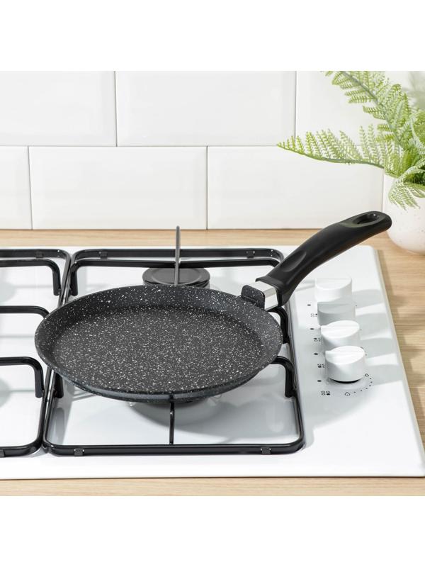 Сковорода блинная Доляна, d=22 см, антипригарное покрытие, пластиковая ручка, цвет чёрный