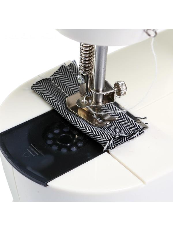 Швейная машинка FIRST FA-5700, 1 операция, полуавтомат, от батареек/сети, бело-зелёная