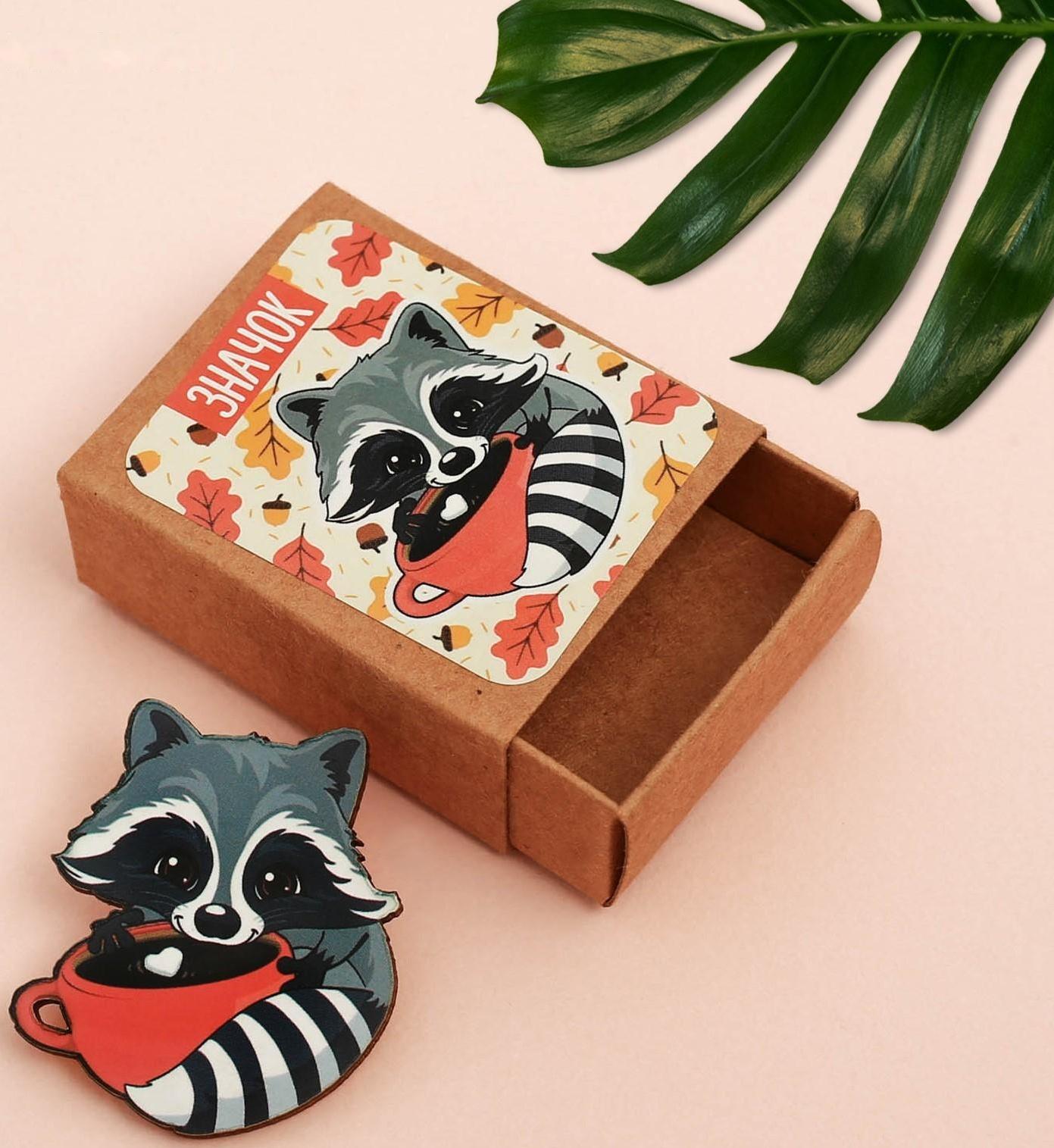 Значок в коробочке «Енот» 5 х 4 см