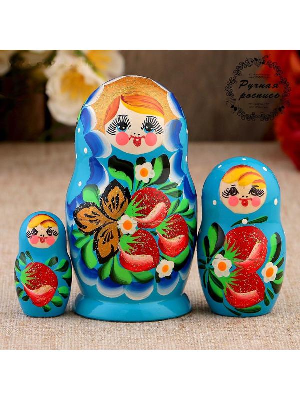Матрёшка «Земляничка», голубое платье, 3 кукольная, 10 см
