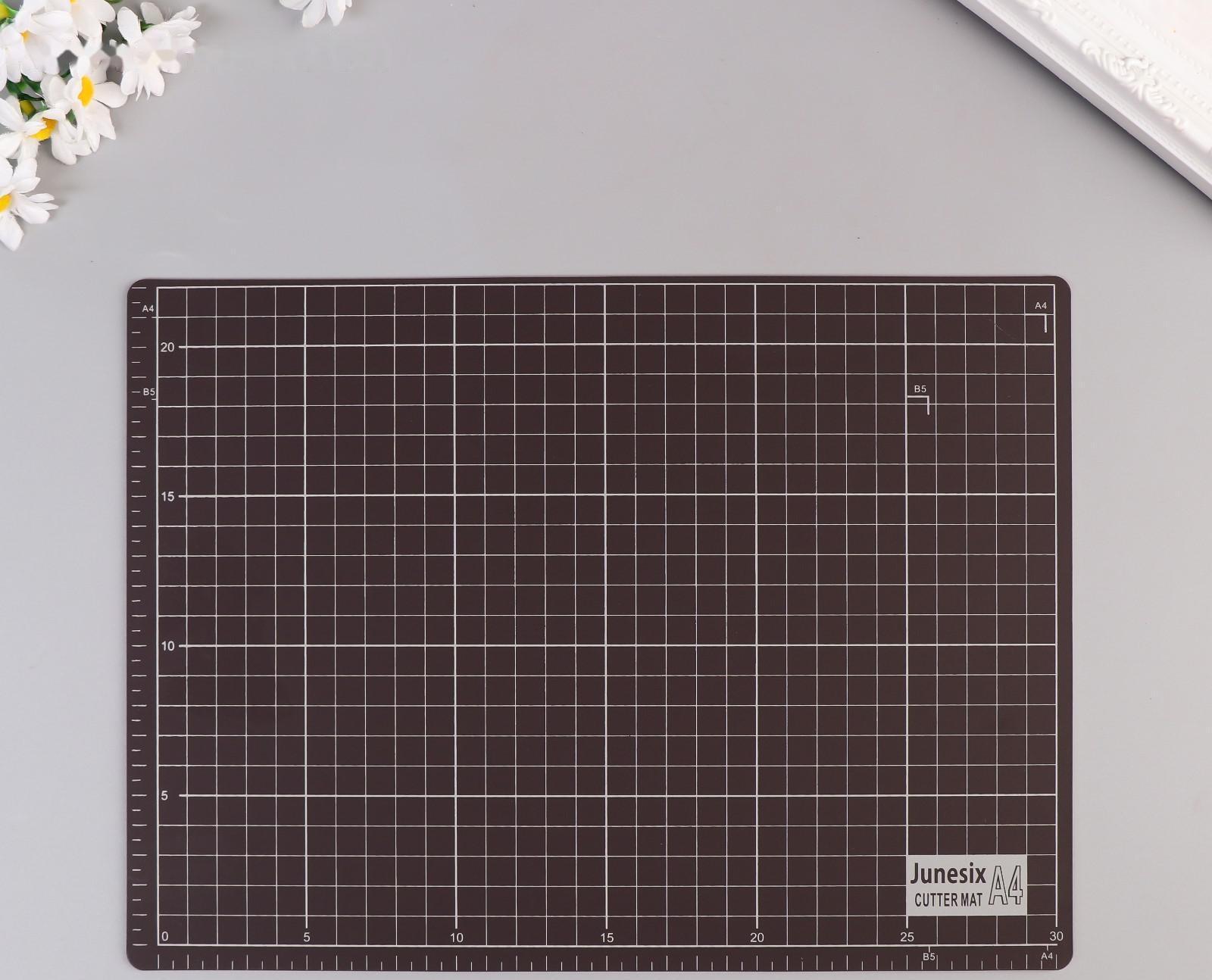 Резиновый мат двухсторонний для творчества А4 белый с чёрным 22х30х0,3 см