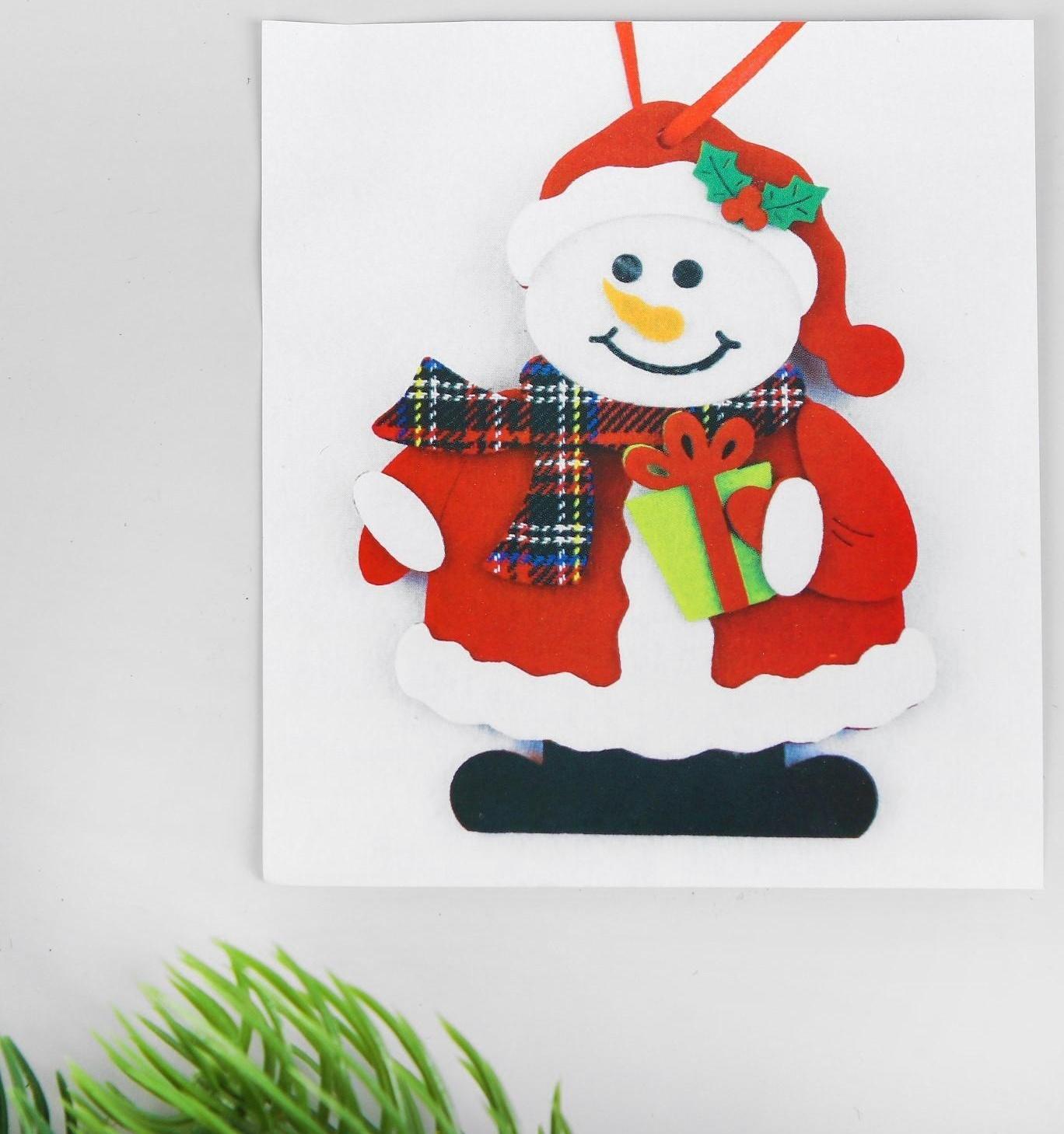 Набор для творчества - создай ёлочное украшение из фетра «Снеговик с подарком»