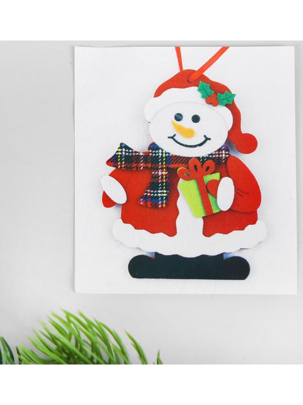 Набор для творчества - создай ёлочное украшение из фетра «Снеговик с подарком»