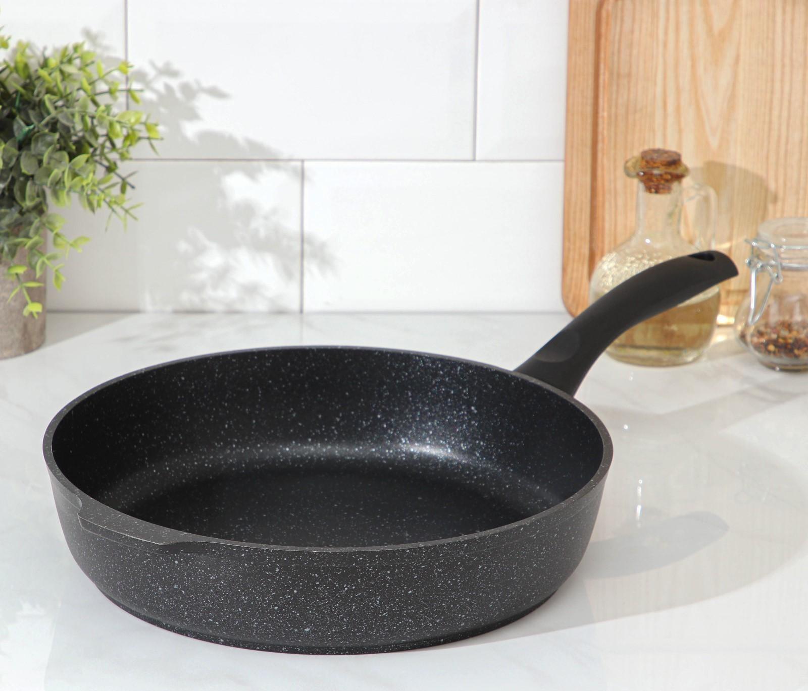Сковорода, d=28 см, пластиковая ручка, антипригарное покрытие, цвет тёмный мрамор