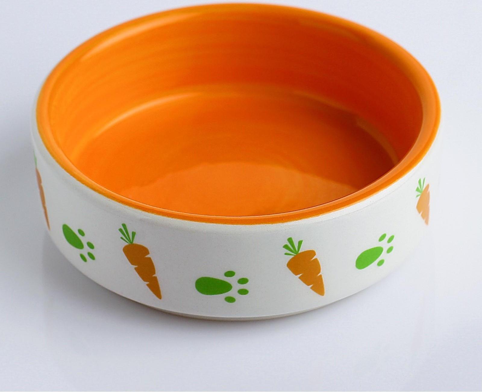 Миска керамическая для грызунов двухцветная с морковками, 100 мл, 8,8х8,8х3 см, оранжево-белая