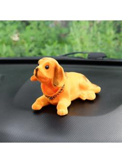 Собака на панель авто, качающая головой, большая, рыжий окрас