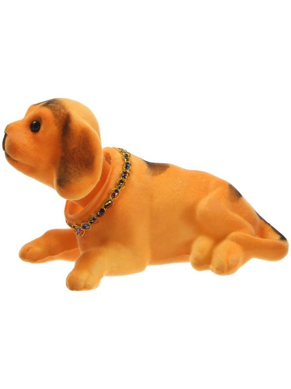 Собака на панель авто, качающая головой, большая, рыжий окрас