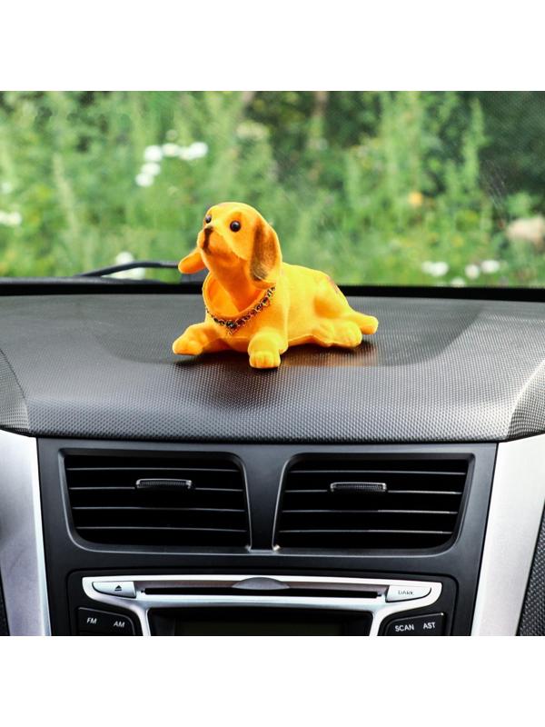 Собака на панель авто, качающая головой, большая, рыжий окрас