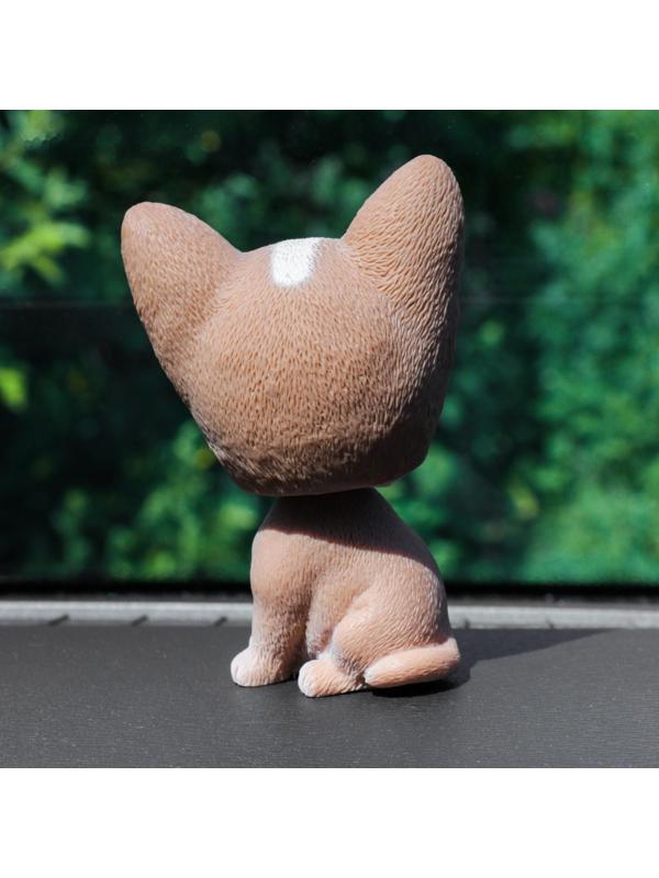 Собака на панель авто, качающая головой, хаски, коричневый