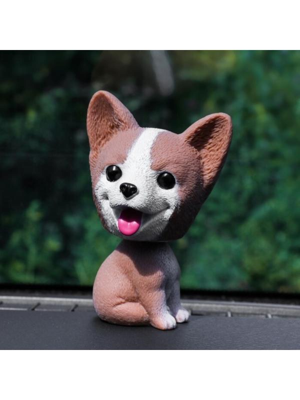 Собака на панель авто, качающая головой, хаски, коричневый