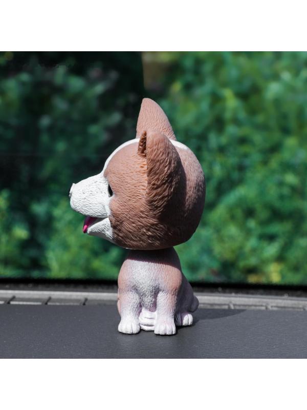 Собака на панель авто, качающая головой, хаски, коричневый