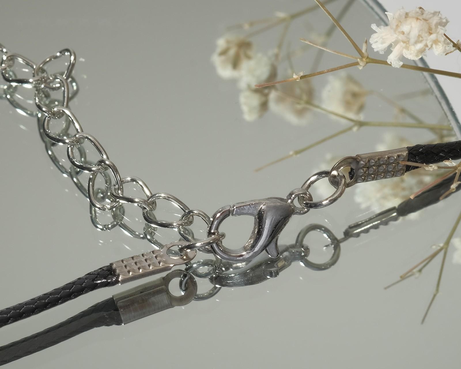 Кулон на шнурке 