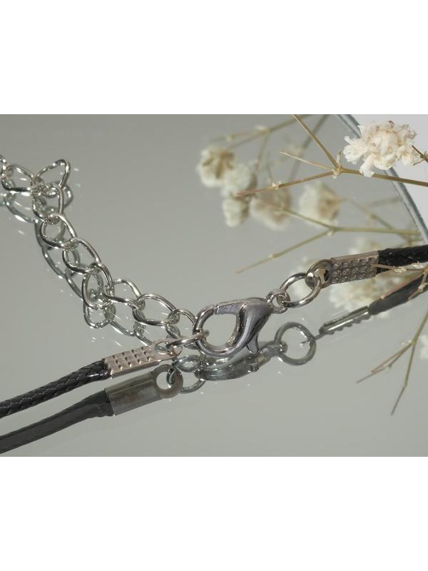 Кулон на шнурке 