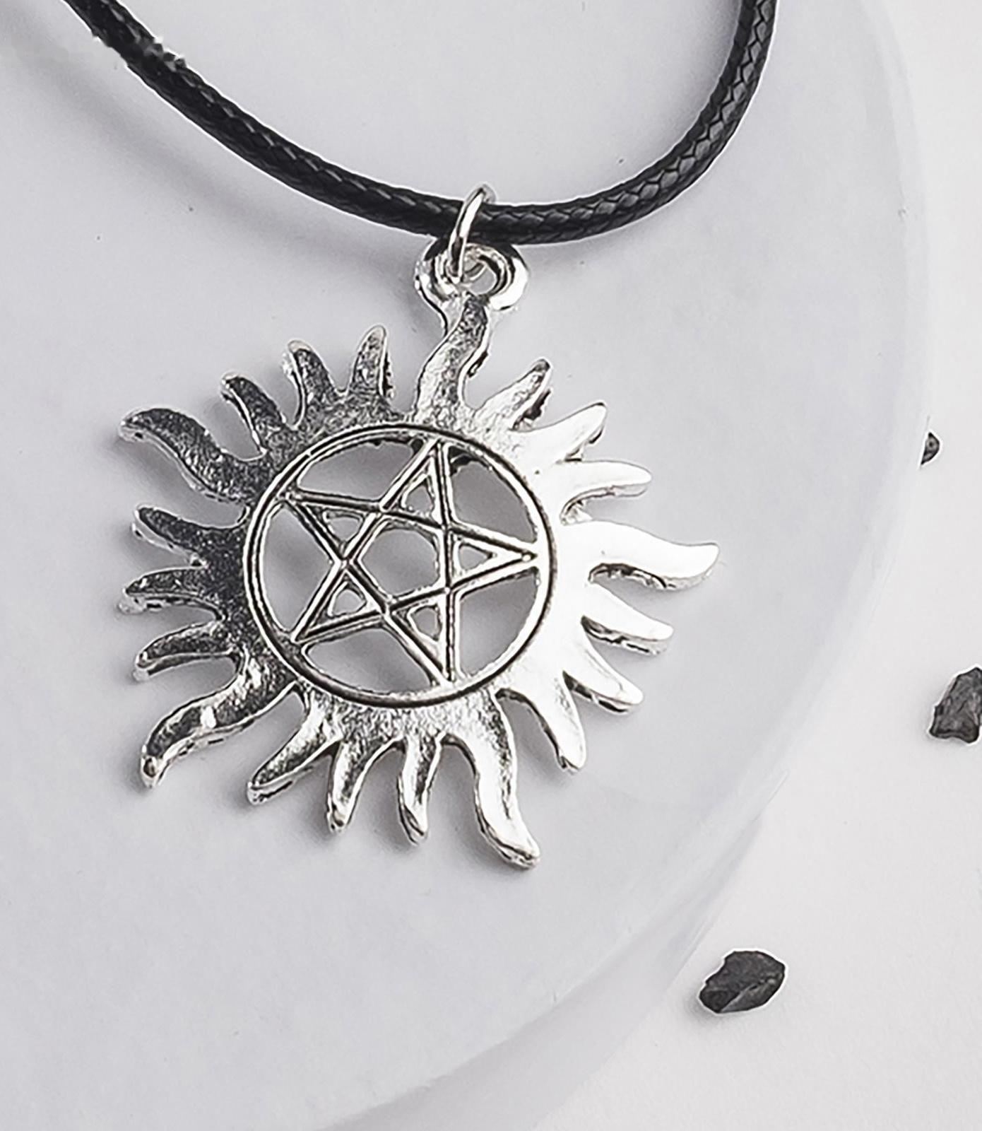 Кулон на шнурке 