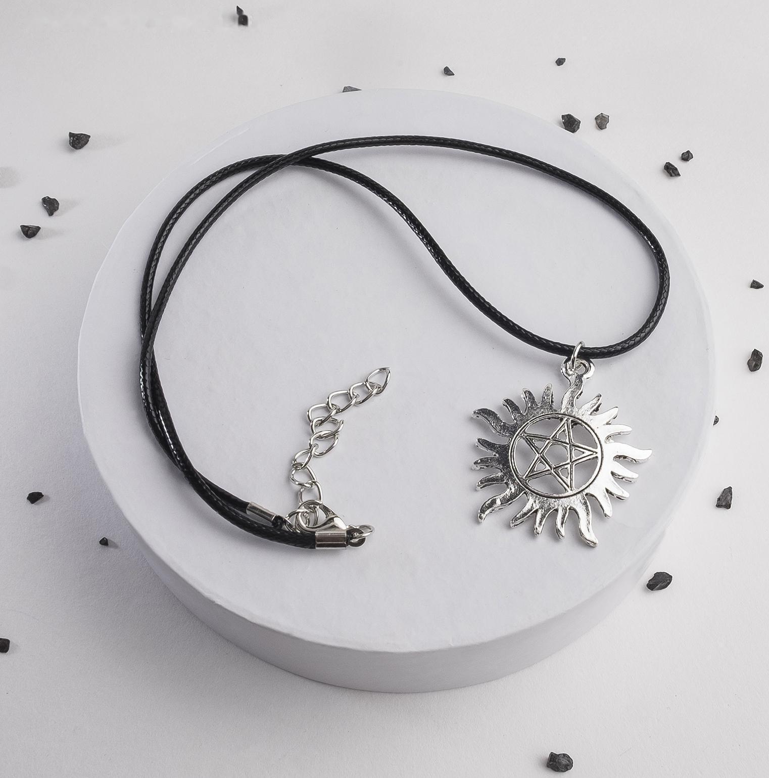 Кулон на шнурке 