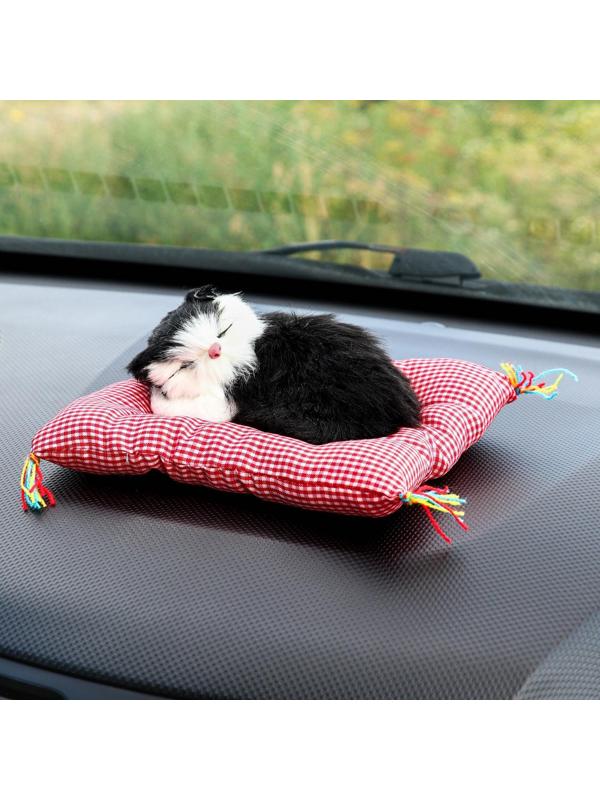 Игрушка на панель авто, кошка на подушке, черно-белый окрас