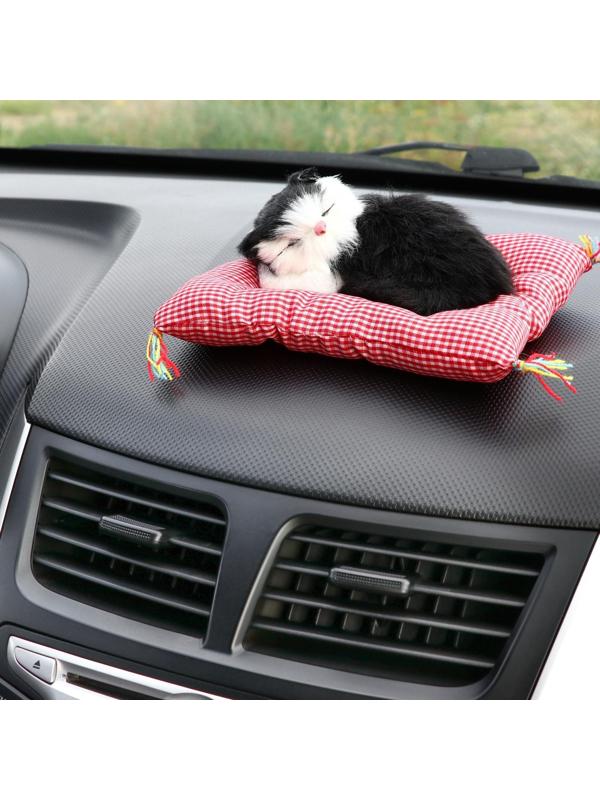 Игрушка на панель авто, кошка на подушке, черно-белый окрас
