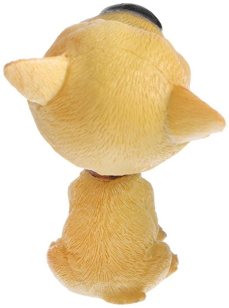 Собака на панель авто, качающая головой, спаниель