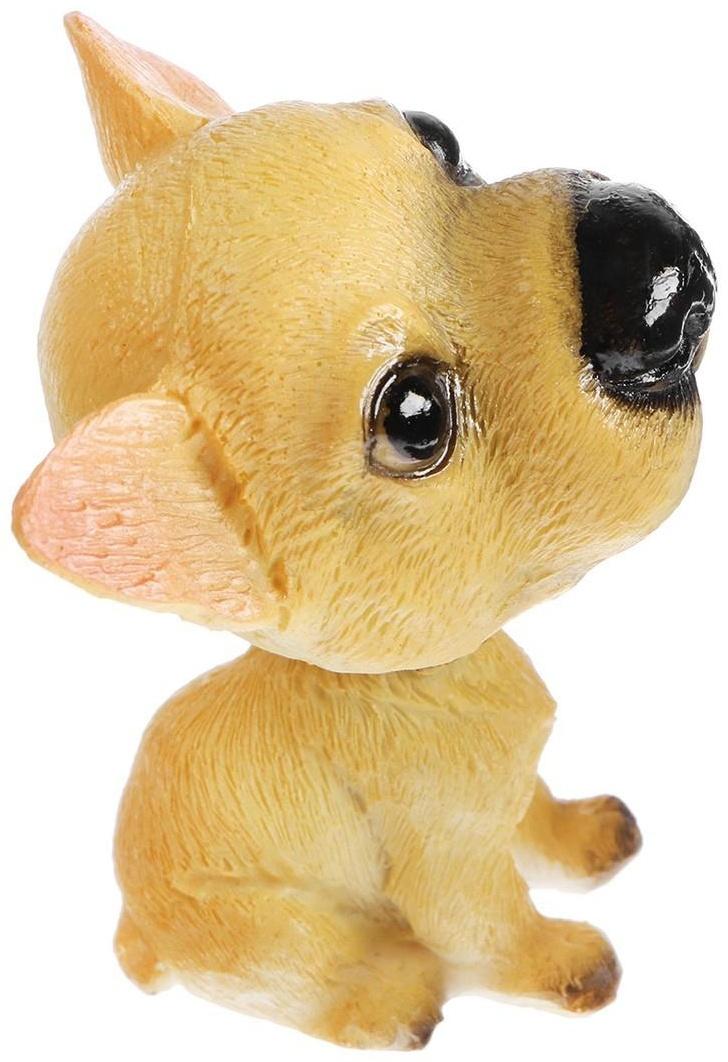 Собака на панель авто, качающая головой, спаниель