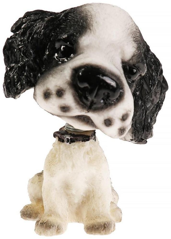 Собака на панель авто, качающая головой, спаниель