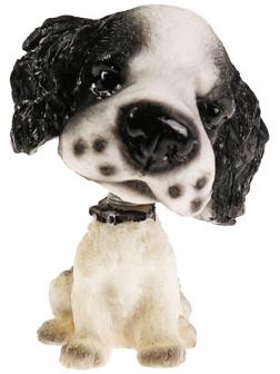 Собака на панель авто, качающая головой, спаниель