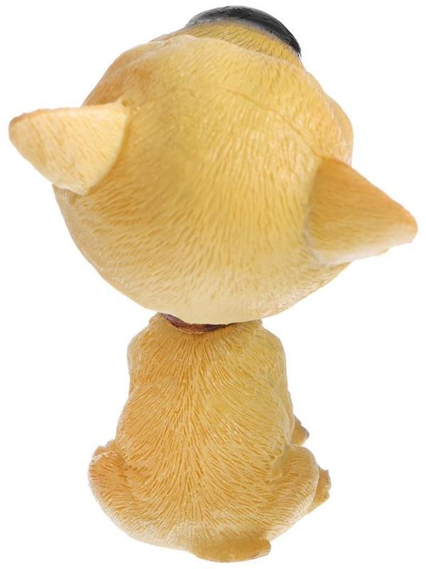 Собака на панель авто, качающая головой, спаниель