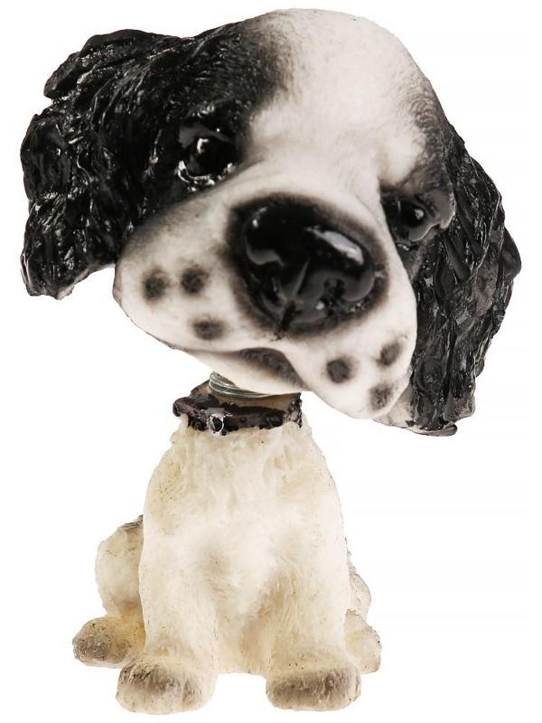 Собака на панель авто, качающая головой, спаниель