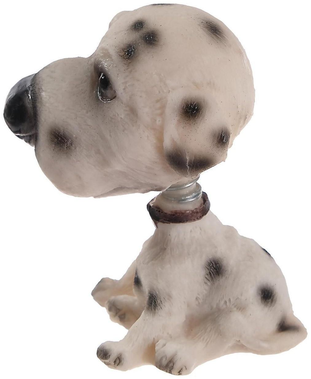 Собака на панель авто, качающая головой, далматин